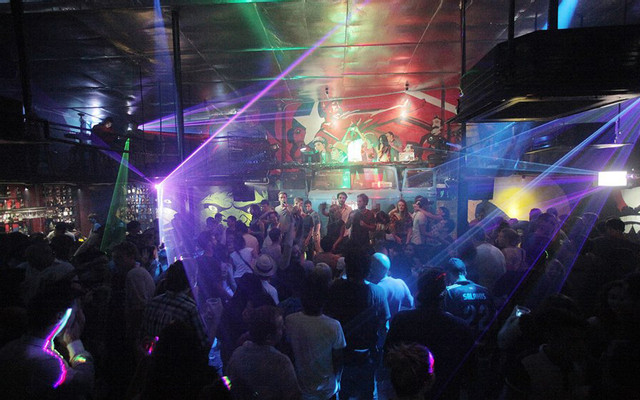 Sau khi ra tù, Dung “Thà” tiếp tục đầu tư kinh doanh ngành giải trí. Năm 2009, quán bar “Đêm Tây Hồ” thu hút rất nhiều dân chơi. Nhưng lần này, Thà không tổ chức mại dâm nữa mà biến quán bar thành tụ điểm sử dụng ma túy, bay lắc. Đen cho gã, năm 2010, khi sang sửa mở rộng quán bar thì lại xảy ra cháy khiến 1 người tử vong. Nhưng sau vụ cháy, quán bar lại trở về hoạt động như cũ và từ đây, động lắc “Đêm Tây Hồ” trở thành địa điểm ăn chơi khét lẹt. (Ảnh minh hoạ, nguồn ảnh Internet) 