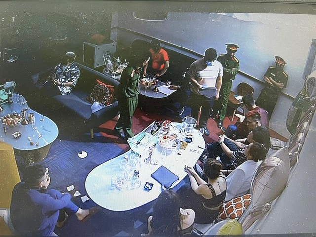 Đêm 14, rạng sáng 15/8/2022, các trinh sát Đội Cảnh sát kinh tế - Công an quận Hoàn Kiếm bất ngờ kiểm tra hoạt động kinh doanh “bóng cười” tại quán bar Never sleep Gen Z trên phố Mã Mây. Dung "Thà" khi đó đang có mặt tại đây, bà ta lớn tiếng cãi cọ, chống đối, có những lời nói rất khó nghe. (Ảnh: Giadinh.net)