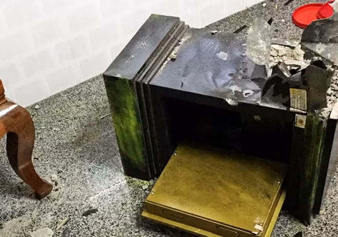 Có lần đi du lịch về, bị trộm cạy cửa phá két lấy 140 cây vàng và hơn 10 triệu đồng tiền mặt, Thà cũng chẳng bận tâm. Không như các động mại dâm khác, khách sạn Công Dung của hai vợ chồng Dung “Thà” hoạt động phô trương, lộ liễu. Nhiều người còn ví von như "phố đèn đỏ Hồng Kông ở Việt Nam" những năm 90. (Ảnh minh hoạ, nguồn ảnh Internet) 