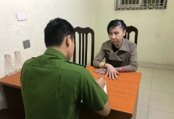 Dung bị đưa về trụ sở Công an. Người đàn bà năm nay đã gần sáu mươi tuổi, nhưng nhìn tàn tạ, mệt mỏi bởi những cuộc ăn chơi thâu đêm trác táng. Còn nhớ, khi ở trong trại Xuân Nguyên, cả hai vợ chồng Dung "Thà" đều nói về tương lai sau khi được ra trại với những dự định, hoài bão lương thiện; những mô hình kinh doanh sạch sẽ, không vi phạm pháp luật. 