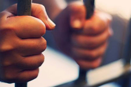 Trong vụ án này, có 20 bị cáo đã ra trước vành móng ngựa với tổng cộng mức án 216 năm tù, số tiền phạm pháp phải thu hồi lên đến trên 4 tỷ đồng. Trong đó Ngô Văn Thà bị tuyên phạt mức án 19 năm tù giam, Nguyễn Ngọc Dung 12 năm tù. Thụ án tại Trại giam Xuân Nguyên, Dung, Thà đều tỏ vẻ ăn năn, hối cải, nhận thức được sai lầm của mình. Cả hai còn được đặc xá ra tù trước thời hạn vì cải tạo tốt. (Ảnh minh hoạ, nguồn ảnh Internet) 