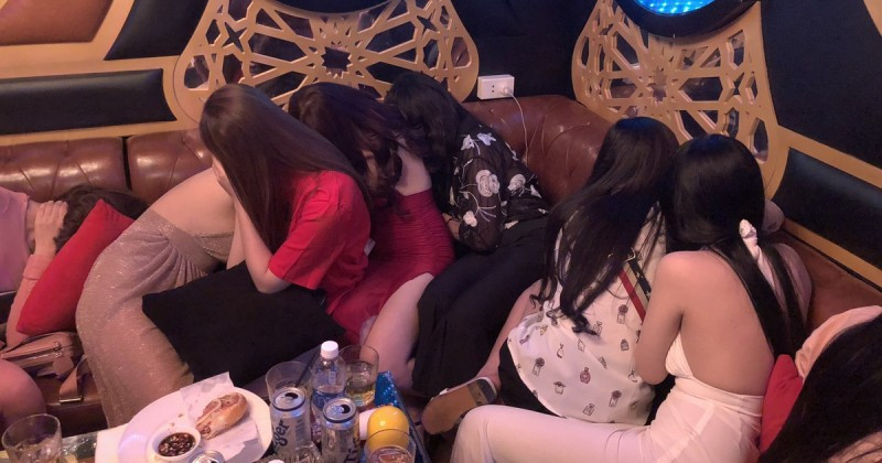 Cuối năm 1998, động mại dâm Công Dung bị triệt phá. Vụ án từng gây chấn động dư luận bởi đây được coi là vụ án mại dâm lớn nhất toàn quốc tại thời điểm đó, về cả quy mô và tính chất ăn chơi trác táng. Theo một trinh sát Công an quận Tây Hồ kể lại, công an vô cùng vất vả khi tiếp cận điều tra hoạt động mại dâm tại khách sạn này, bởi Ngô Văn Thà trang bị lớp cửa quá chắc, không dễ gì phá được. (Ảnh minh hoạ, nguồn ảnh Internet) 