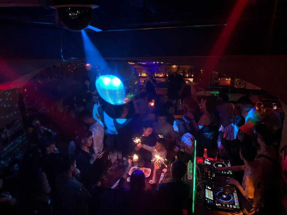 Khi lực lượng Công an triệt phá động lắc này, Ngô Văn Thà bỏ trốn và bị truy nã. Tỏ ra không kém cạnh chồng, đi đâu Dung cũng có một tá đàn em theo hầu. Tiếng tăm của bà trùm lại nhanh chóng nổi như cồn. (Ảnh minh hoạ, nguồn ảnh Internet) 