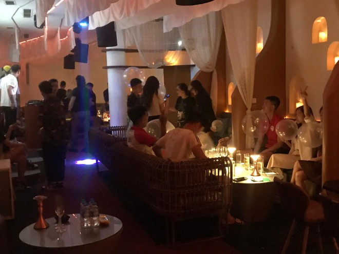 Thời điểm kiểm tra, lực lượng chức năng đã bắt quả tang nhân viên của quán đang bơm “bóng cười” cho khách. Một bình khí cỡ lớn loại 50-55kg đã bị thu giữ, và rất nhiều “xác bóng” bị ném rải rác trong các hốc tường. Khoe bằng tài chính, bằng luật..., nhưng Dung “Thà” không xuất trình được giấy phép hoạt động đến 2h sáng theo quy định. (Ảnh minh hoạ, nguồn ảnh Internet) 