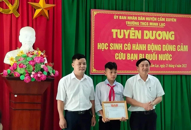 Nghe tiếng kêu cứu, em Nguyễn Văn Dương (học sinh lớp 8D, Trường THCS Minh Lạc) đang học trong nhà đã chạy đến ứng cứu, đưa hai nạn nhân vào bờ. Nam sinh lớp 8 sau đó cùng người dân vận dụng kỹ năng cứu người bị đuối nước học được ở trường để hô hấp nhân tạo, ép lồng ngực cứu sống hai em nhỏ.