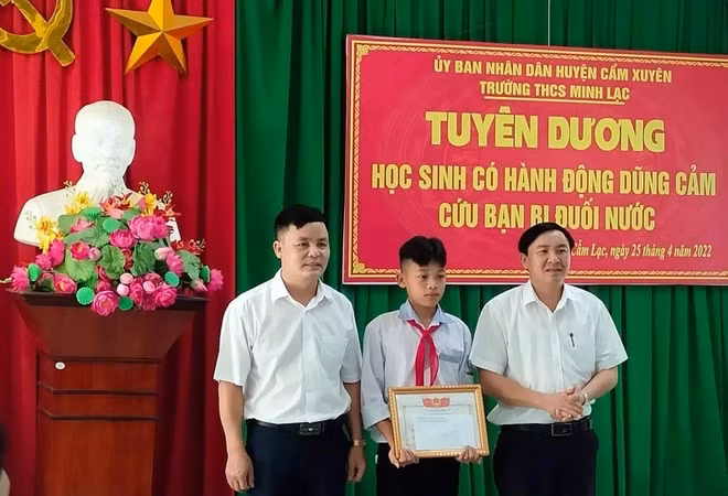 Nghe tiếng kêu cứu, em Nguyễn Văn Dương (học sinh lớp 8D, Trường THCS Minh Lạc) đang học trong nhà đã chạy đến ứng cứu, đưa hai nạn nhân vào bờ. Nam sinh lớp 8 sau đó cùng người dân vận dụng kỹ năng cứu người bị đuối nước học được ở trường để hô hấp nhân tạo, ép lồng ngực cứu sống hai em nhỏ.