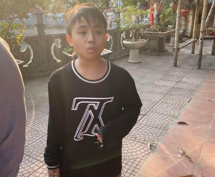 Giếng rất rộng, mực nước sâu nhất là 2m. Đức không biết bơi nên lúc nhảy xuống em chỉ đứng ở mực nước tầm ngang ngực rồi dùng một chiếc cọc để B. nắm lấy và ra sức kéo bạn lên bờ. Ngay sau đó, Đảng ủy, UBND phường Tây Tựu và Đoàn thanh niên phường đã quyết định khen tặng em Hà Công Minh Đức vì đã có hành động dũng cảm cứu bạn. (Ảnh: Đoàn thanh niên phường Tây Tựu)