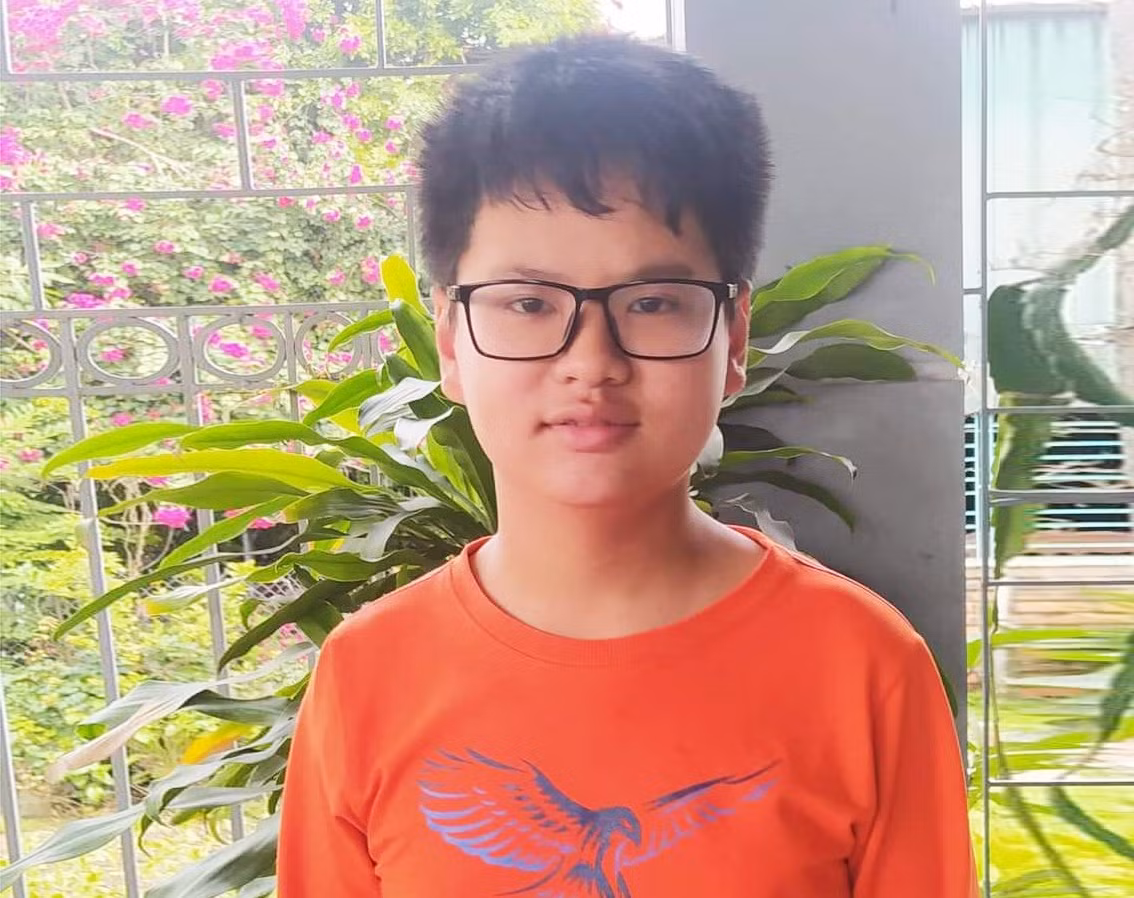  Nam sinh lớp 7 cứu cụ ông ngã ở đường ray khi đoàn tàu đang lao tới: Ngày 1/12, Bộ trưởng Bộ Giáo dục và Đào tạo đã quyết định tặng bằng khen cho em Hoàng Mạnh Chiến (học sinh lớp 7A2, Trường THCS Cẩm Thịnh, TP Cẩm Phả, tỉnh Quảng Ninh) vì đã có hành động dũng cảm cứu người. Kèm theo bằng khen, em Hoàng Mạnh Chiến sẽ được thưởng theo quy định hiện hành. (Ảnh: Người lao động)