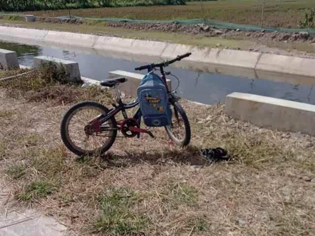 Thấy vậy, em V.V.Q. (học sinh lớp 5E) đã lập tức nhảy xuống cứu bạn. Do nước sâu nên cả 2 em chới với. Đúng lúc đó, một thanh niên đi qua phát hiện đã lao xuống cứu 2 em. Tuy nhiên, người này chỉ kịp cứu được bé gái lên bờ, còn em Q. không qua khỏi.