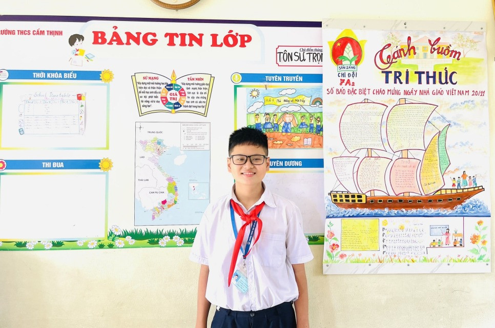 Trước đó, vào khoảng 19h30 ngày 26/11, ông Nguyễn Thanh Vót (SN 1953, trú phường Cẩm Thịnh, TP Cẩm Phả) đi xe máy đến đoạn đường cắt ngang đường sắt thì bất ngờ bị ngã. Ông Vót không tự đứng dậy được, trong khi đó đoàn tàu kéo than từ hướng TP Cẩm phả về phường Cửa Ông đang lao tới gần. Đúng lúc đó, em Hoàng Mạnh Chiến đi xe đạp ngang qua. Không ngần ngại, em liền lao vào kéo ông Vót ra khỏi đường ray. Ông Vót thoát chết trong gang tấc, chỉ bị thương nhẹ. (Ảnh: Đại Đoàn Kết)