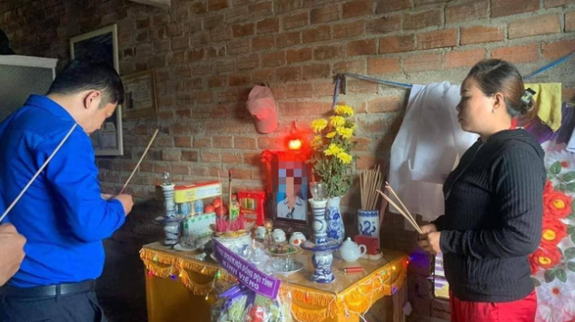  Nữ sinh lớp 5 quên mình cứu bạn đuối nước: Ngày 8/6, Tỉnh Đoàn - Hội đồng Đội tỉnh Khánh Hòa đã thực hiện Lễ truy tặng Huy hiệu Tuổi trẻ dũng cảm của Ban Chấp hành Trung ương Đoàn cho em Dương Thị Yến Nhi (học sinh lớp 5D, Trường tiểu học Ninh Thân, xã Ninh Thân, thị xã Ninh Hoà). (Ảnh: Tri Thức Trẻ)