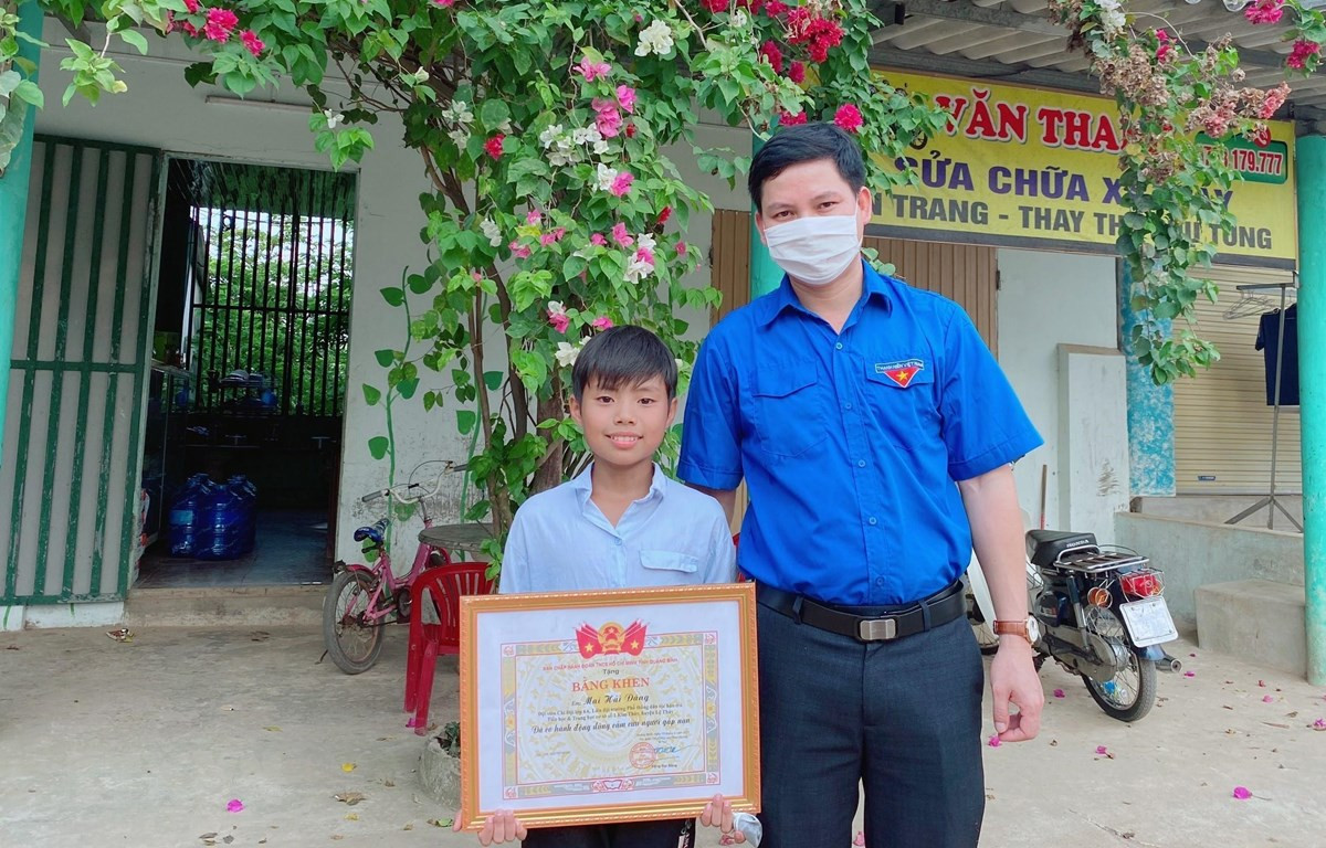 Trong khi anh trai đi tìm người trợ giúp, Đăng bơi ra cứu người. Khi em bơi khoảng 15m ra giữa sông thì anh Sang đã chìm. Sau 2 lần lặn xuống mực nước sâu khoảng 3m, Đăng đã đưa nạn nhân lên mặt nước, dìu vào trụ cầu giữa sông. Bình tĩnh sơ cứu, Đăng đã giúp nạn nhân hồi tỉnh. Chiều 13/5, Tỉnh Đoàn Quảng Bình đã trao tặng bằng khen cho Mai Hải Đăng và biểu dương tinh thần dũng cảm cứu người của em. (Vietnamplus)