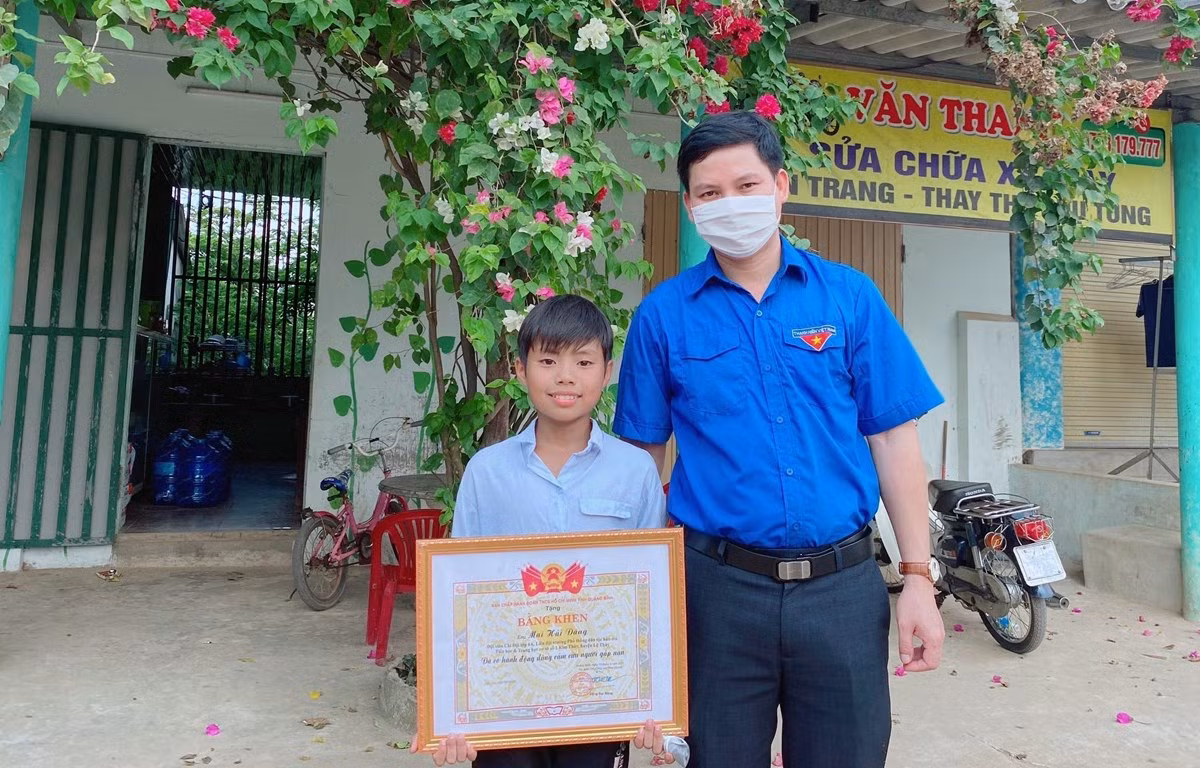 Trong khi anh trai đi tìm người trợ giúp, Đăng bơi ra cứu người. Khi em bơi khoảng 15m ra giữa sông thì anh Sang đã chìm. Sau 2 lần lặn xuống mực nước sâu khoảng 3m, Đăng đã đưa nạn nhân lên mặt nước, dìu vào trụ cầu giữa sông. Bình tĩnh sơ cứu, Đăng đã giúp nạn nhân hồi tỉnh. Chiều 13/5, Tỉnh Đoàn Quảng Bình đã trao tặng bằng khen cho Mai Hải Đăng và biểu dương tinh thần dũng cảm cứu người của em. (Vietnamplus)