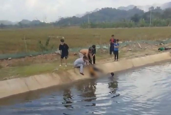  Lao xuống mương cứu bạn, học sinh lớp 5 ở Thanh Hóa đuối nước: Vụ việc xảy ra vào khoảng 11h ngày 16/11, trong lúc hai học sinh (một nam, một nữ) của Trường Tiểu học Hà Vinh (xã Hà Vinh, huyện Hà Trung, Thanh Hóa) cùng nhau đi học về, khi đi qua đoạn mương nước tưới tiêu, không may bạn nữ trượt chân ngã xuống mương.