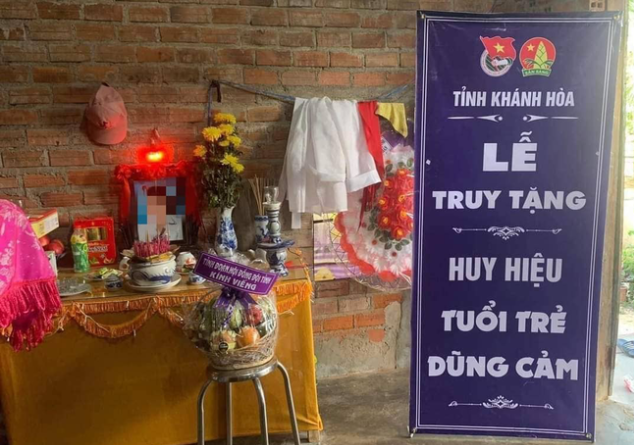 Trước đó, vào ngày 8/5, em Dương Thị Yến Nhi và các bạn đi đến khu vực cầu Hai Trại, sông Tân Lâm, xã Ninh Phụng thì hai người bạn đi cùng bị trượt chân vào hố nước sâu và có dấu hiệu đuối nước. Yến Nhi đã dũng cảm nhảy xuống đẩy hai bạn đang đuối nước vào bờ, còn bản thân thì bị nước cuốn vào hố nước sâu dẫn đến tử vong. (Ảnh: Tri Thức Trẻ)