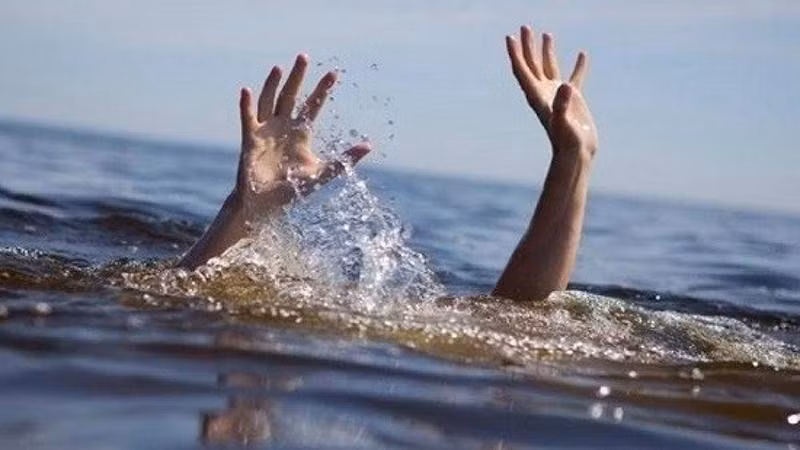  Nam sinh lớp 6 lao vào vùng nước sâu cứu người đuối nước: Khoảng 17h ngày 12/5, Mai Hải Đăng, (SN 2009, học sinh lớp 6 Trường Phổ thông Dân tộc bán trú Tiểu học và Trung học số 1 Kim Thủy, huyện Lệ Thủy, tỉnh Quảng Bình) cùng anh trai xuống tắm ở đoạn sông gần cầu Chu Kê. Tại đây, Đăng phát hiện anh Lê Bá Sang (SN 1999, xã Hồng Thủy, huyện Lệ Thủy) đang đuối nước, chới với giữa sông. (Ảnh minh hoạ)