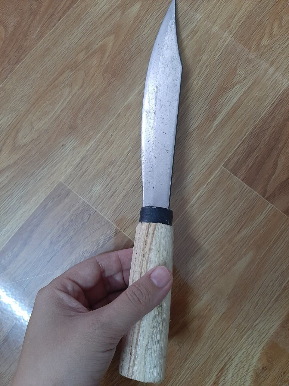 Huy từng có 2 tiền án. Sau khi ra tù, Huy có đặt vấn đề tình cảm với một số phụ nữ, nhưng không được ai đồng ý. Từ đó, gã sinh lòng hận thù với phụ nữ và có ý định sử dụng hung khí là gạch, gậy gỗ, bóng đèn tuýp, dao nhọn, tấn công những người phụ nữ gặp trên đường. (Ảnh minh hoạ, nguồn ảnh Internet) 