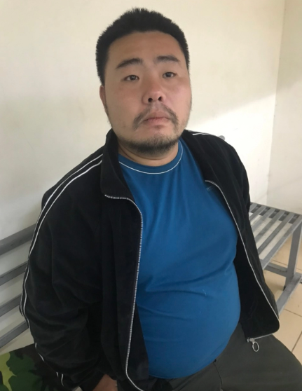 Sau đó, đối tượng bỏ chạy về phía đê Long Biên, còn nạn nhân được người dân đưa đi cấp cứu, may mắn không nguy hiểm đến tính mạng nhưng phải khâu 4 mũi trên mặt, sống mũi bị gãy. Ngày 6/11/2022, Công an quận Long Biên đã phối hợp cùng Công an quận Hoàn Kiếm, Công an quận Hai Bà Trưng khẩn trương truy xét, bắt giữ đối tượng Trần Lê Huy để làm rõ hành vi dùng hung khí tấn công con gái anh T. Và từ đó hàng loạt những vụ án kinh hoàng mà Huy gây ra cũng dần hé mở. 