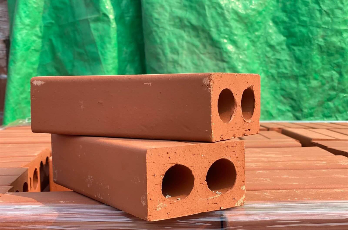 Mở rộng điều tra, cơ quan Công an làm rõ, trong tháng 10/2022, Huy cũng gây ra hàng loạt vụ tấn công khác bằng các loại hung khí là dao, gậy, bóng đèn tuýp…. Ngày 25/10, Huy ném gạch vào một phụ nữ ở phố Thái Phiên, phường Lê Đại Hành, quận Hai Bà Trưng. Đến khoảng 16h ngày 27/10, Huy cầm một viên gạch đập vào đầu một phụ nữ trước cửa nhà số 15 Ngô Quyền, phường Tràng Tiền, quận Hoàn Kiếm. (Ảnh minh hoạ, nguồn ảnh Internet) 