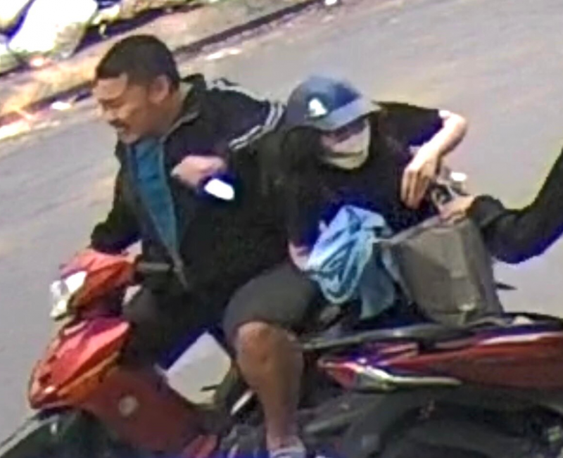 Sau đó, Huy đi xe máy đến phố Thái Phiên, dùng dao cứa vào cổ chị Y. (SN 2001) gây thương tích. Khoảng 16h cùng ngày, Huy dùng thanh gỗ, gắn dao nhọn, vụt vào đầu chị H. (SN 1977), gây thương tích, tại ngõ 165 Phúc Tân, Hoàn Kiếm. Đến 16h15 cùng ngày hôm đó, đối tượng cầm gậy gỗ gắn dao nhọn, đâm một nhát vào mặt một người phụ nữ trên phố Trần Quang Khải, quận Hoàn Kiếm. (Hình ảnh ghi lại Huy dùng dao tấn công một nữ nạn nhân. Ảnh: CAND) 