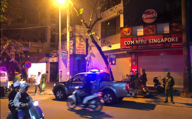Co gai bi dam hang chuc nhat dao tu vong tren pho Ha Noi
