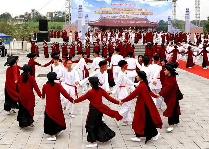  Hội Xoan: Hội Xoan diễn ra tại làng Hương Nha, huyện Tam Thanh, Phú Thọ từ ngày mùng 7 đến mùng 10 âm lịch. Đây là lễ hội tưởng nhớ Xuân Nương, một nữ tướng tài giỏi của Hai Bà Trưng. Theo truyền thuyết dân gian vùng đất tổ Phú Thọ, nghệ thuật hát xoan có từ thời các vua Hùng dựng nước. Người ta tổ chức hát xoan không chỉ để vui chơi, chúc tụng các vua Hùng mà còn để cầu mưa thuận gió hòa, mùa màng tươi tốt... 