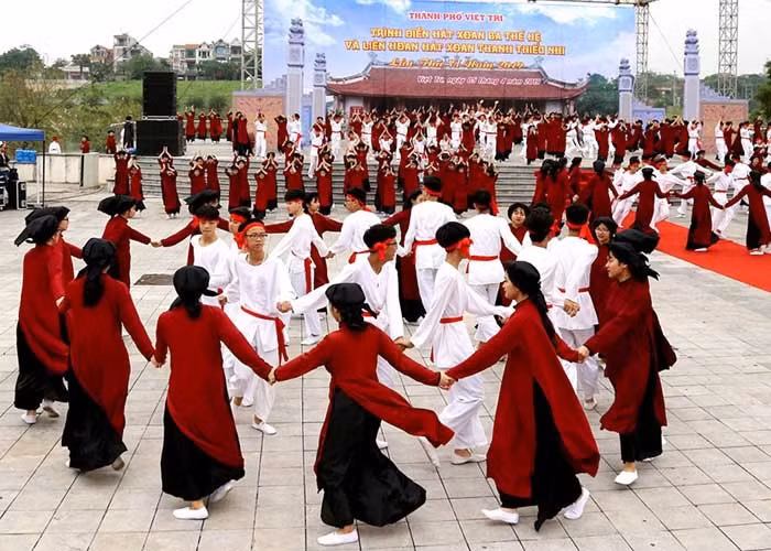  Hội Xoan: Hội Xoan diễn ra tại làng Hương Nha, huyện Tam Thanh, Phú Thọ từ ngày mùng 7 đến mùng 10 âm lịch. Đây là lễ hội tưởng nhớ Xuân Nương, một nữ tướng tài giỏi của Hai Bà Trưng. Theo truyền thuyết dân gian vùng đất tổ Phú Thọ, nghệ thuật hát xoan có từ thời các vua Hùng dựng nước. Người ta tổ chức hát xoan không chỉ để vui chơi, chúc tụng các vua Hùng mà còn để cầu mưa thuận gió hòa, mùa màng tươi tốt... 