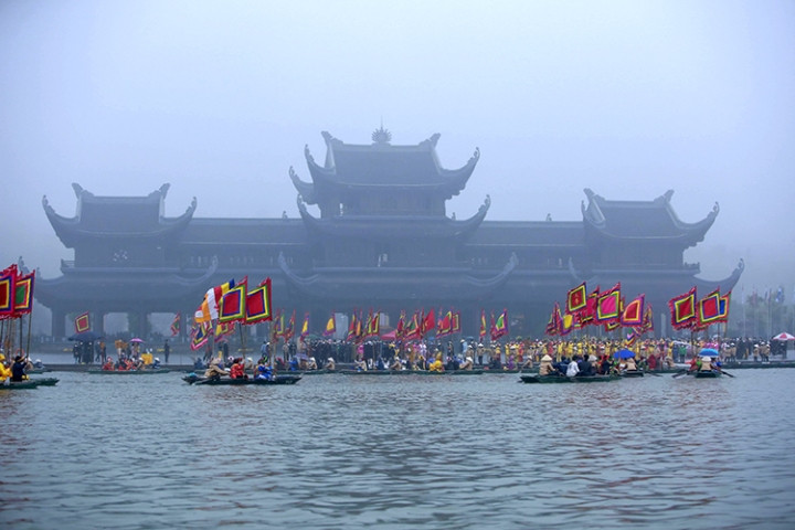  Lễ hội chùa Tam Chúc: Chùa Tam Chúc tọa lạc tại thị trấn Ba Sao, huyện Kim Bảng, Hà Nam. Chỉ cách Hà Nội hơn 60 km, chùa Tam Chúc đang là điểm đến thu hút hàng nghìn lượt khách mỗi năm. Điều làm nên nét riêng của chùa Tam Chúc là sự kết hợp từ phong cảnh thiên nhiên hùng vĩ cùng những kỉ lục thế giới và hiện vật quý tại chùa. Thời gian tổ chức lễ hội chùa Tam Chúc Hà Nam từ ngày 12 tháng Giêng âm lịch hàng năm. 