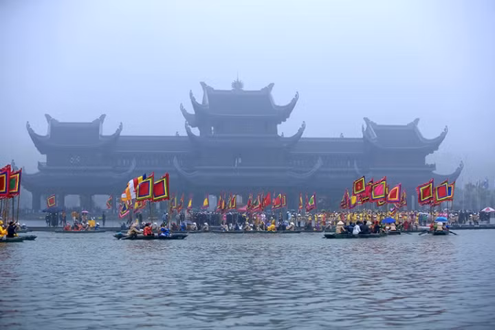  Lễ hội chùa Tam Chúc: Chùa Tam Chúc tọa lạc tại thị trấn Ba Sao, huyện Kim Bảng, Hà Nam. Chỉ cách Hà Nội hơn 60 km, chùa Tam Chúc đang là điểm đến thu hút hàng nghìn lượt khách mỗi năm. Điều làm nên nét riêng của chùa Tam Chúc là sự kết hợp từ phong cảnh thiên nhiên hùng vĩ cùng những kỉ lục thế giới và hiện vật quý tại chùa. Thời gian tổ chức lễ hội chùa Tam Chúc Hà Nam từ ngày 12 tháng Giêng âm lịch hàng năm. 