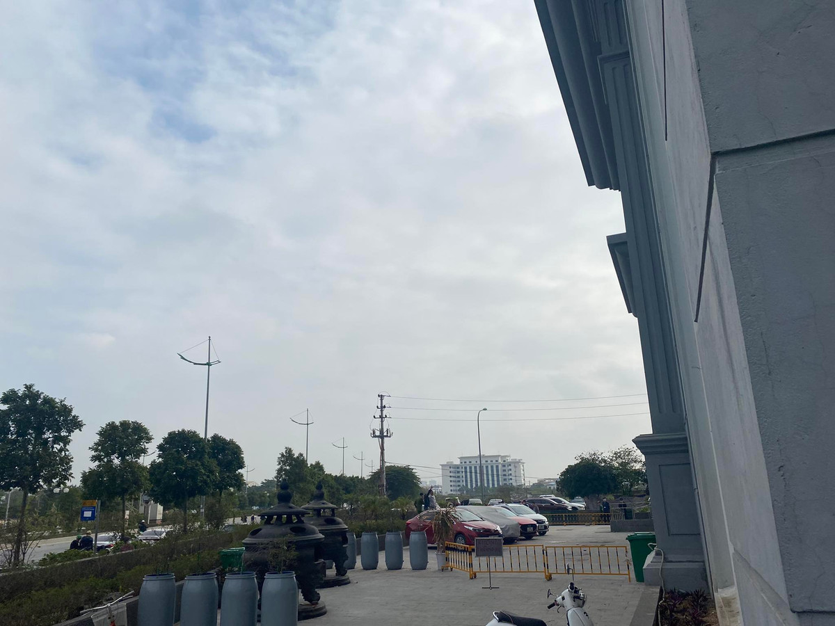 Một lãnh đạo phường Phương Canh cho biết: "Nạn nhân sinh năm 1990, ở nhà một mình khi xảy ra sự việc". Hiện vụ vụ nhân viên ngân hàng rơi từ tầng 24 xuống đất tử vong đang được cơ quan chức năng điều tra, làm rõ. 