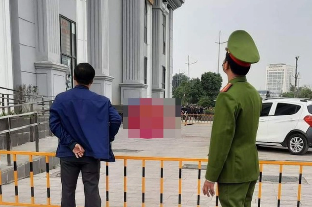 Ngay sau khi sự việc xảy ra, Công an quận Nam Từ Liêm (Hà Nội) đã có mặt phong tỏa hiện trường, điều tra làm rõ nguyên nhân vụ việc, xác định danh tính nạn nhân. Theo lãnh đạo UBND phường Phương Canh, qua khám nghiệm hiện trường, bước đầu xác định nạn nhân là nam giới, đang công tác tại một ngân hàng rơi từ tầng 24 của tòa chung cư.