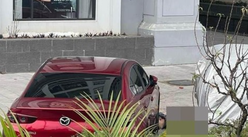 Vào thời điểm trên, nhiều người nghe thấy tiếng động lớn phát ra tại khu vực tòa chung cư ở phường Xuân Phương. Khi chạy tới kiểm tra, người dân phát hiện một nam giới nằm bất động, tử vong. 