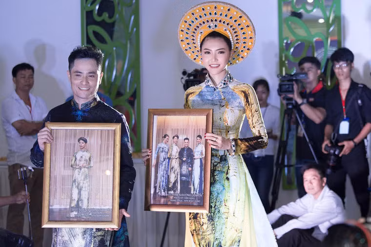 Trong buổi lễ vinh danh sáng nay, Ngọc Duyên đã trở thành gương mặt vedette trình diễn giới thiệu những mẫu áo dài sẽ được trưng bày. Cô và NTK Nhật Dũng sánh bước tại sự kiện trong nhiều tràng pháo tay tán dương của các khách mời.