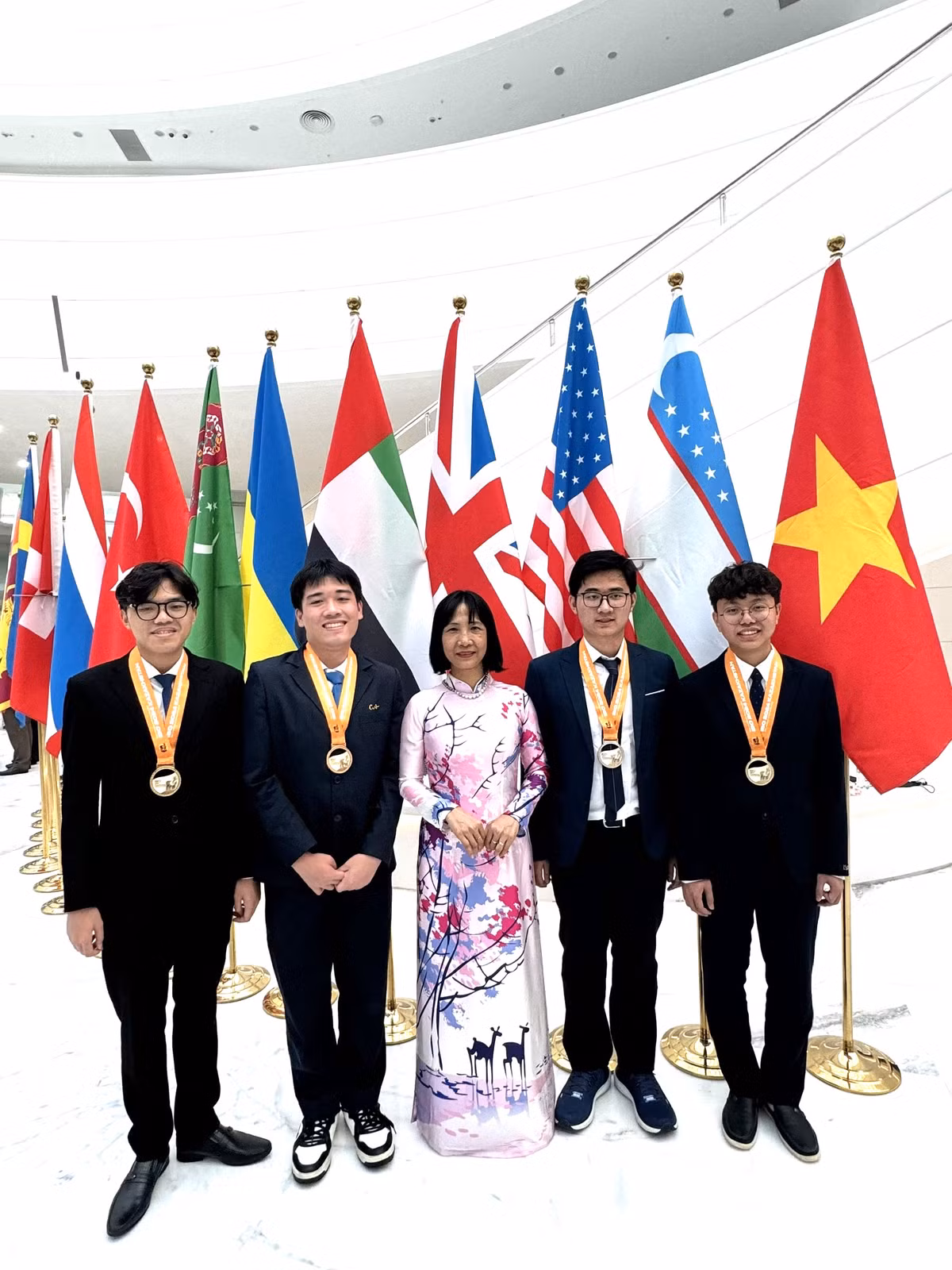 Cu 'be lai' gianh HCV Olympic Sinh hoc quoc te cua Nguyen Tien Loc-Hinh-2