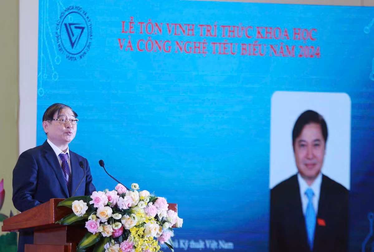 Lễ tôn vinh trí thức Khoa học và Công nghệ tiêu biểu năm 2024 - Hình 12 Le ton vinh tri thuc Khoa hoc va Cong nghe tieu bieu nam 2024-Hinh-12