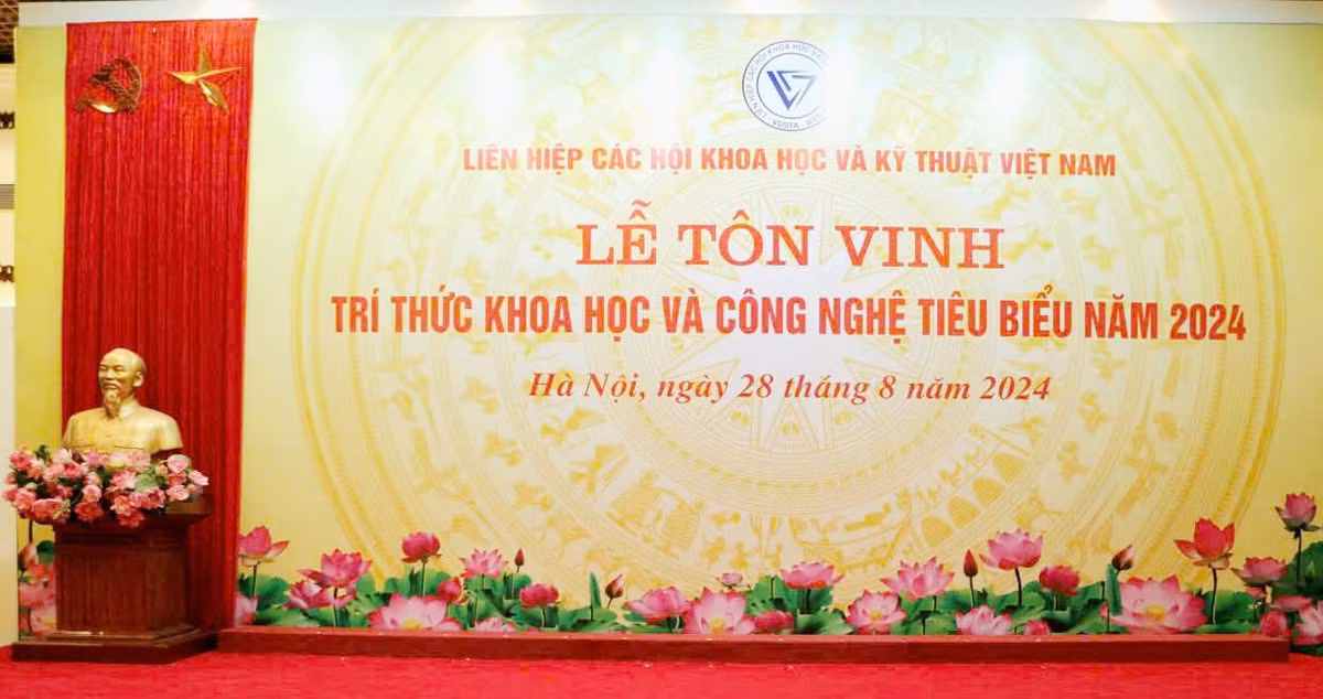 Lễ tôn vinh trí thức Khoa học và Công nghệ tiêu biểu năm 2024 - Hình 24 Le ton vinh tri thuc Khoa hoc va Cong nghe tieu bieu nam 2024-Hinh-24