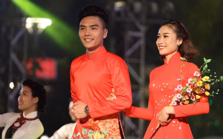 Thí sinh nam (bảng C) tham gia cuộc thi Duyên dáng Áo dài 2017.