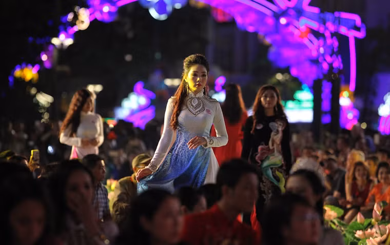 Các thí sinh duyên dáng trong tà áo dài truyền thống.