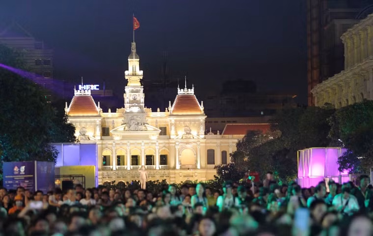 Cả khu phố đi bộ Nguyễn Huệ và quảng trường trước Tượng đài Bác Hồ đông kín người đến tham gia Lễ hội Áo dài và chung kết cuộc thi Duyên dáng Áo dài 2017.