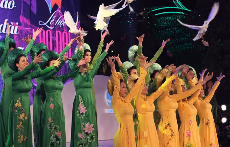 Buổi trình diễn áo dài đã để lại nhiều ấn tượng đặc biệt cho người dân và du khách quốc tế đến du lịch tại TP HCM.