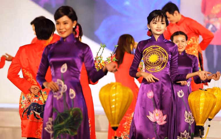 Phần biểu diễn của các thí sinh nữ tại Lễ hội Áo dài TPHCM năm 2017.