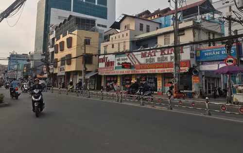 Truy tim 2 thanh nien gay tai nan, bo mac cu ba den chet-Hinh-3