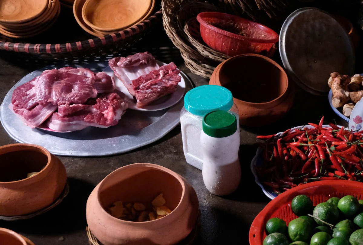 Khi cá đã nhừ xương tiếp tục cho thêm thịt ba chỉ loại ngon, đun tiếp cho đến khi thịt nhừ nhưng không nát thì tắt lửa, om trên bếp. Thịt lợn phải chọn loại tươi, con lợn không quá to hay quá nhỏ. (Ảnh: Tuyết Vân)