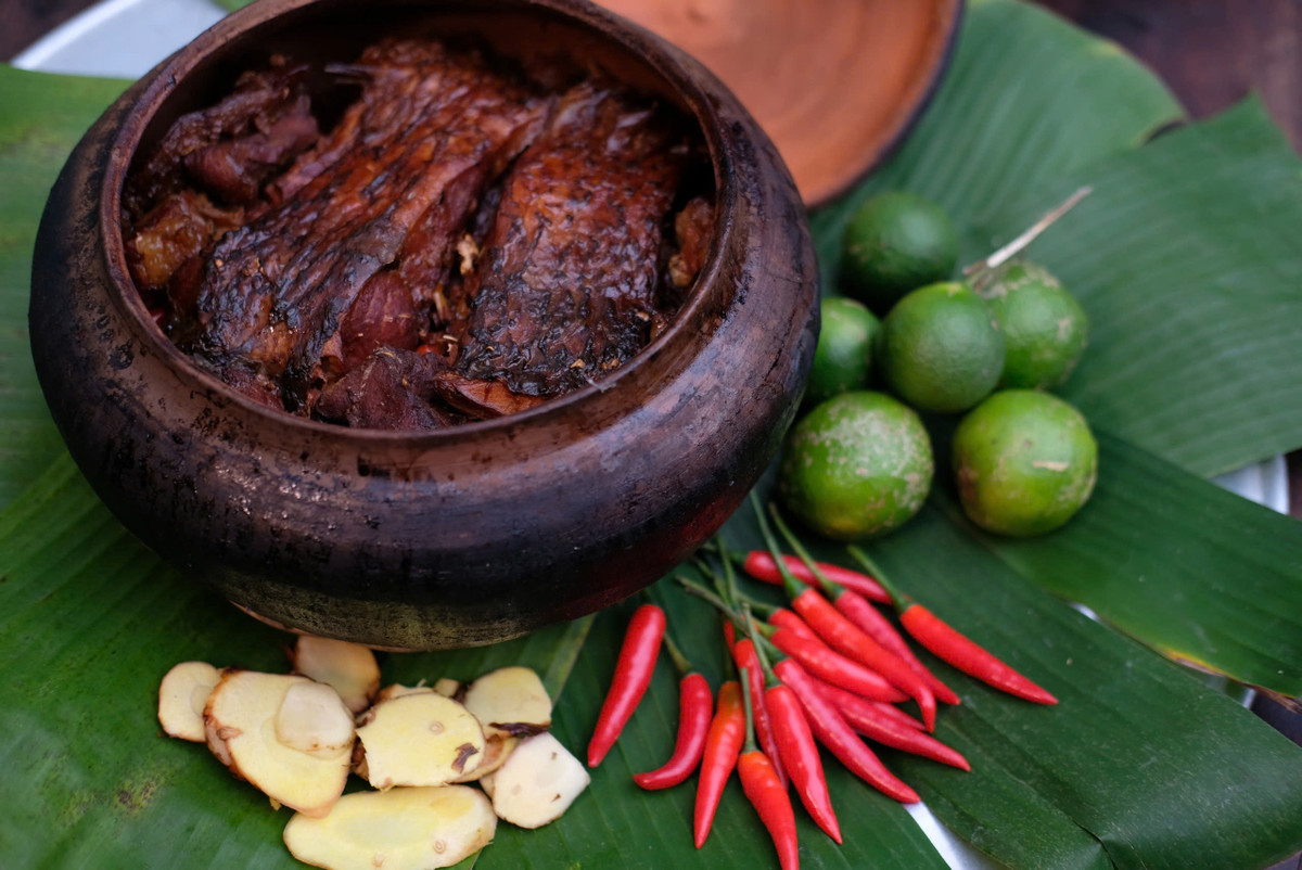 Cá kho xong có thể bảo quản trong tủ lạnh được 7 - 10 ngày, để ngăn đá được cả tháng. Mỗi khi ăn thì lấy ra từng phần đem đi quay lò vi sóng hoặc chế biến theo sở thích. (Ảnh: Tuyết Vân)