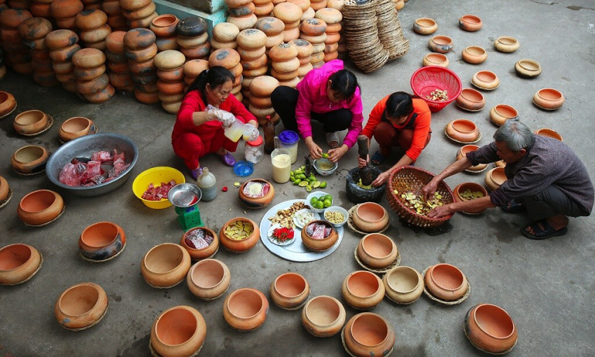 Mỗi năm có hàng chục nghìn niêu cá từ hơn 100 hộ kho cá to nhỏ trong làng được tiêu thụ vào dịp Tết. Nhất là vào cuối tháng Chạp, đơn đặt hàng tấp nập, những hộ kho cá ngon “nức tiếng” khách gọi “cháy máy”, phải huy động hết nhân lực trong nhà trợ giúp. (Ảnh fb Cá kho Trần Bá Sản)