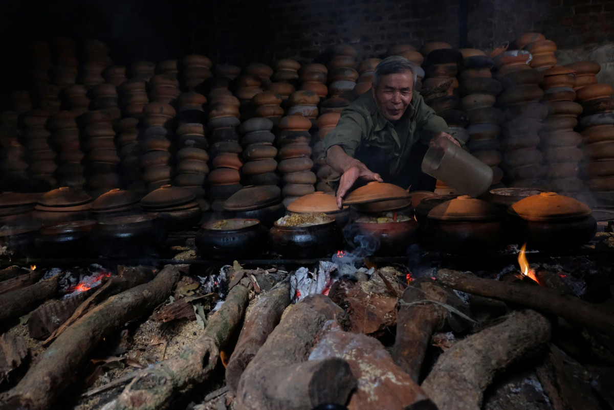 Cụ Trần Bá Sản cho biết, tùy theo nhu cầu khách đặt, cá kho phải là cá trắm cỏ hoặc trắm đen đặt nuôi ao riêng, hàng ngày cho ăn ốc, trọng lượng tầm 5- 6kg/con, chắc thịt, không quá béo, không quá bé. (Ảnh: Tuyết Vân)