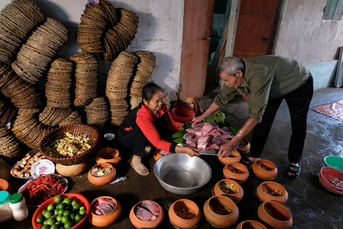 Cơ sở cá kho Trần Bá Sản là một trong những hộ gia truyền làm nghề kho cá nhiều đời ở làng Vũ Đại, cách nhà Bá Kiến (trong tác phẩm Chí Phèo) chỉ vài bước chân. Cụ Sản đã ngoài thất thập, tóc trắng, cánh tay gân guốc thoăn thoắt dóc vảy, chặt cá. (Ảnh: Tuyết Vân)