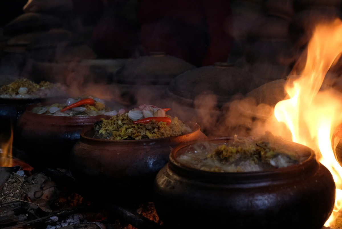 Theo Chủ tịch UBND xã Hòa Hậu, mỗi năm, doanh thu từ nghề kho cá mang lại cho làng Vũ Đại khoảng 13 tỷ. Mỗi niêu cá có giá từ 600 đến 2 triệu đồng/niêu, tùy theo trọng lượng, chất lượng, loại cá, thương hiệu... (Ảnh: Tuyết Vân)