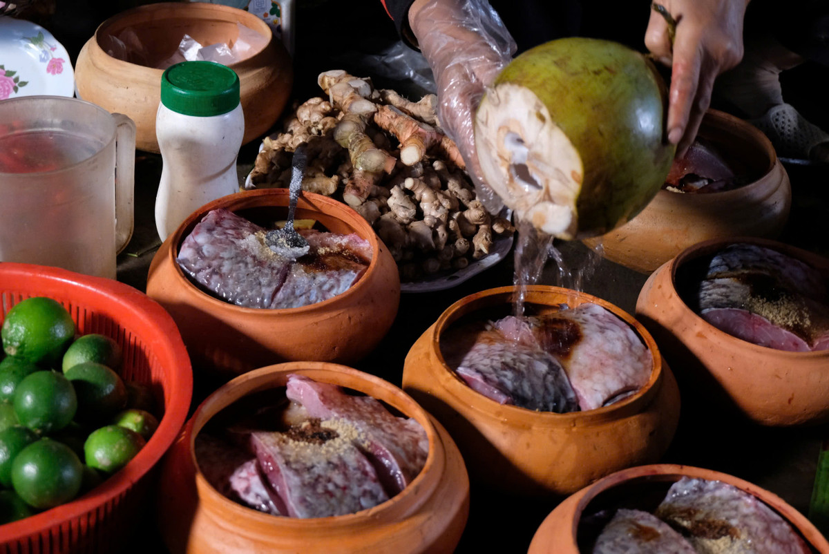 Bà Thìn, cơ sở “Cá kho Trần Bá Sản” cho biết, gia vị chế biến món cá kho làng “Anh Chí” cũng không có gì bí mật. Bà Thìn thậm chí còn chế biến gửi tặng cho một số bạn bè, khách hàng. Hầu hết hộ gia đình làm nghề kho cá trong làng đều dùng khoảng 20 loại gia vị: riềng, gừng, hành, ớt, nước mắm, mì chính, gia vị, hạt nêm, đường, hạt tiêu, nước cốt cua đồng, nước cốt chanh, nước hàng,... Muốn cá kho ngon hơn thì cho thêm nước dừa tươi, nước xương hầm. ( Ảnh: Tuyết Vân )