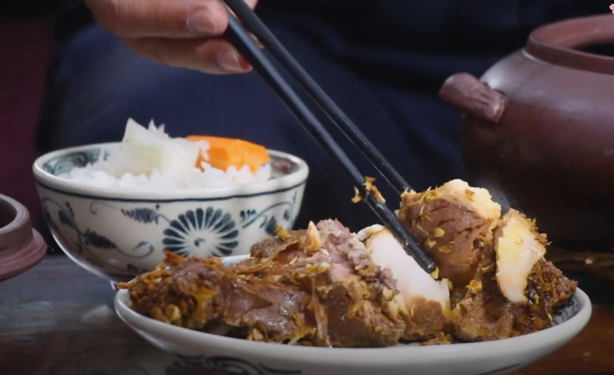 Chủ tịch UBND xã Hòa Hậu, huyện Lý Nhân, ông Trần Doãn Lâm cho biết, cá kho Đại Hoàng hay thường gọi cá kho làng Vũ Đại từ lâu đã là đặc sản trong những bữa cơm gia đình Việt. (Ảnh internet)